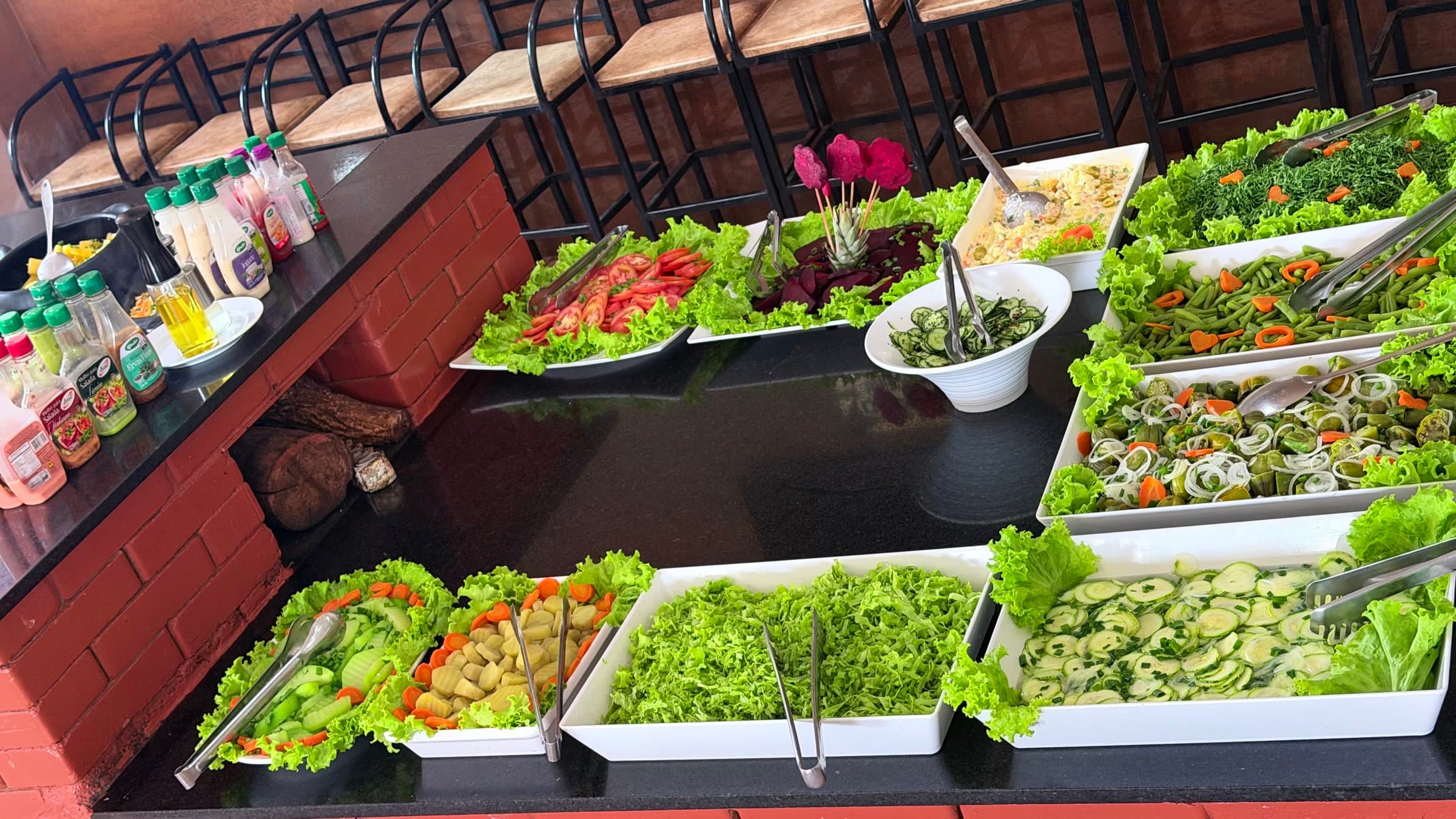 Seleção de saladas e acompanhamentos do buffet de almoço do Prosa do Mineiro.