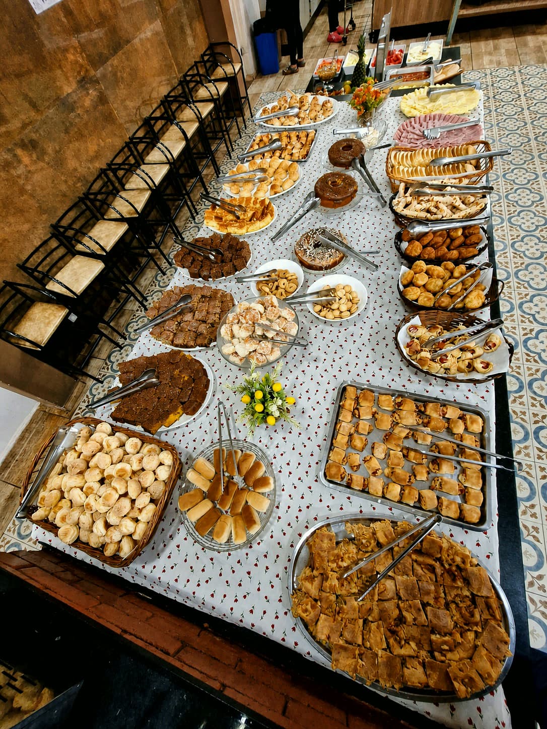 Seleção de pães, bolos, salgados e pão de queijo servidos no Café Colonial.