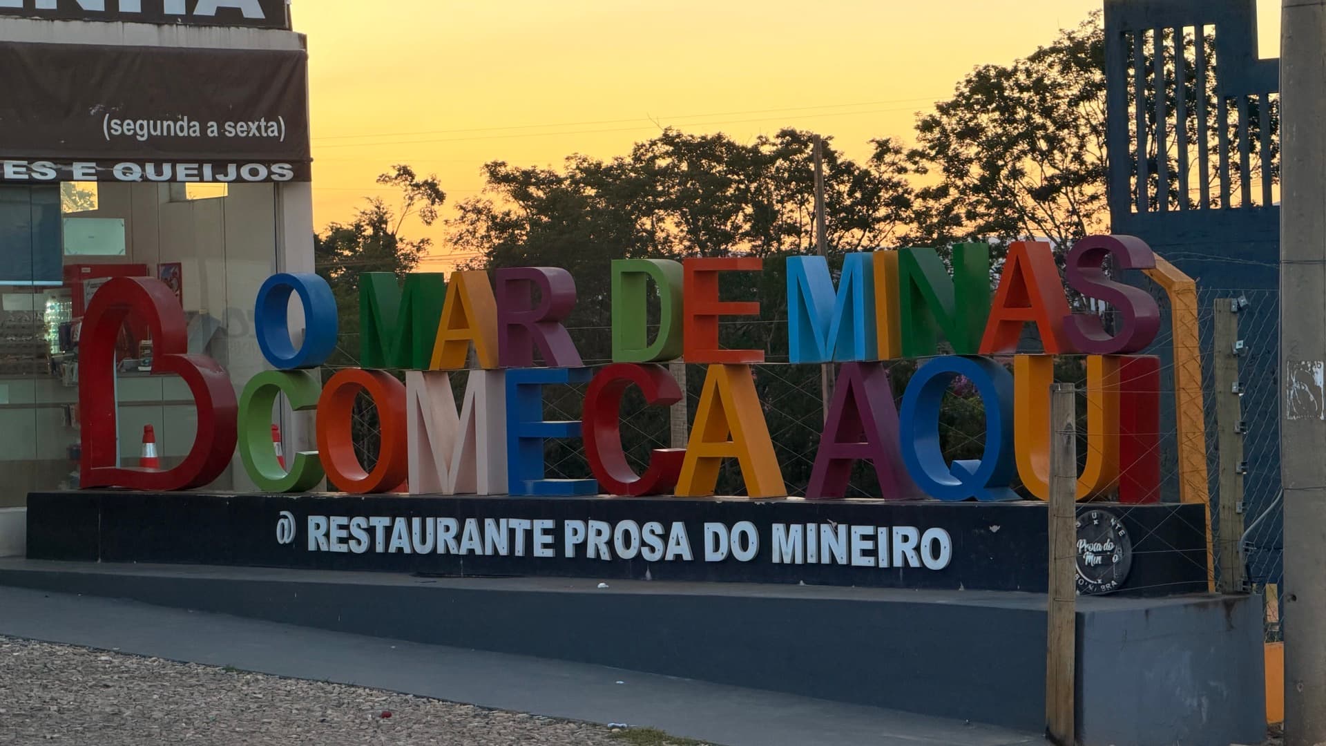 Vista ampla da entrada do Prosa do Mineiro ao entardecer, com a fachada e o letreiro da casa.