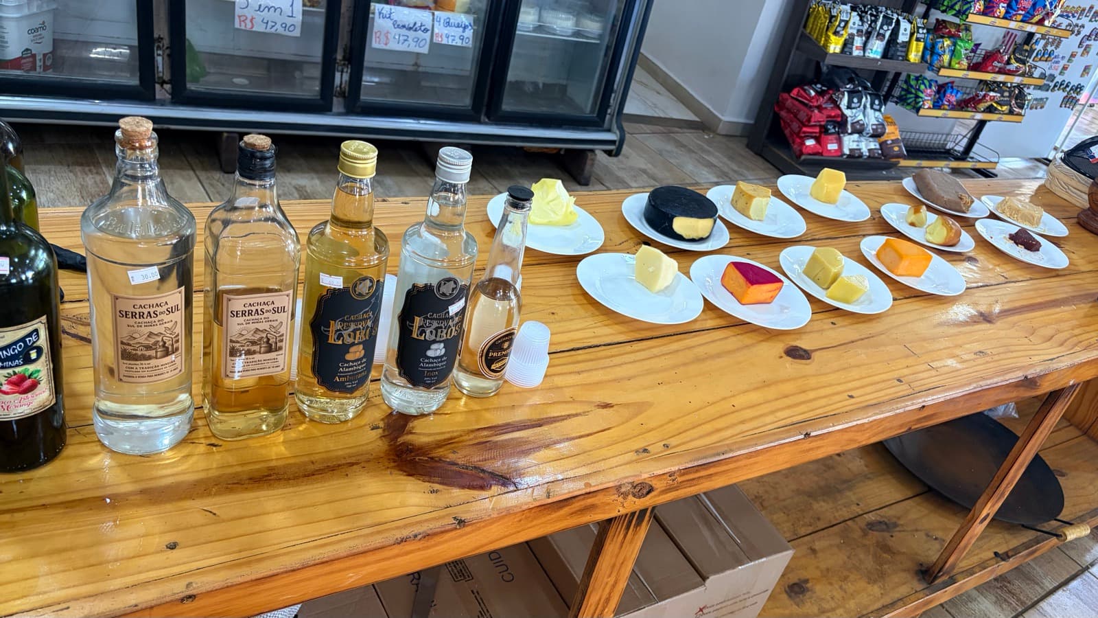 Queijos e cachaças apresentados durante a degustação de produtos mineiros.