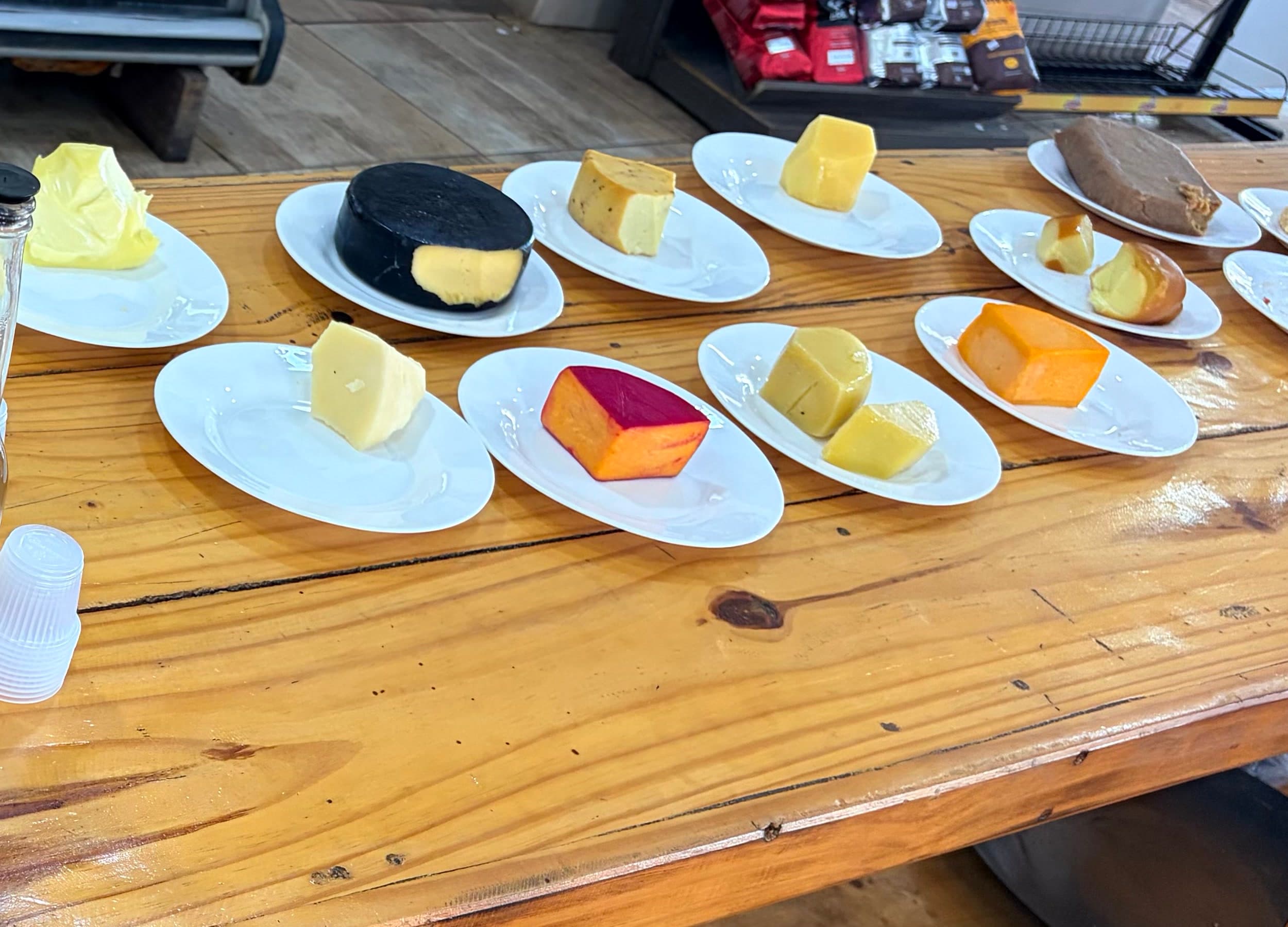 Seleção de queijos, doces e produtos mineiros apresentados na degustação do Prosa do Mineiro.