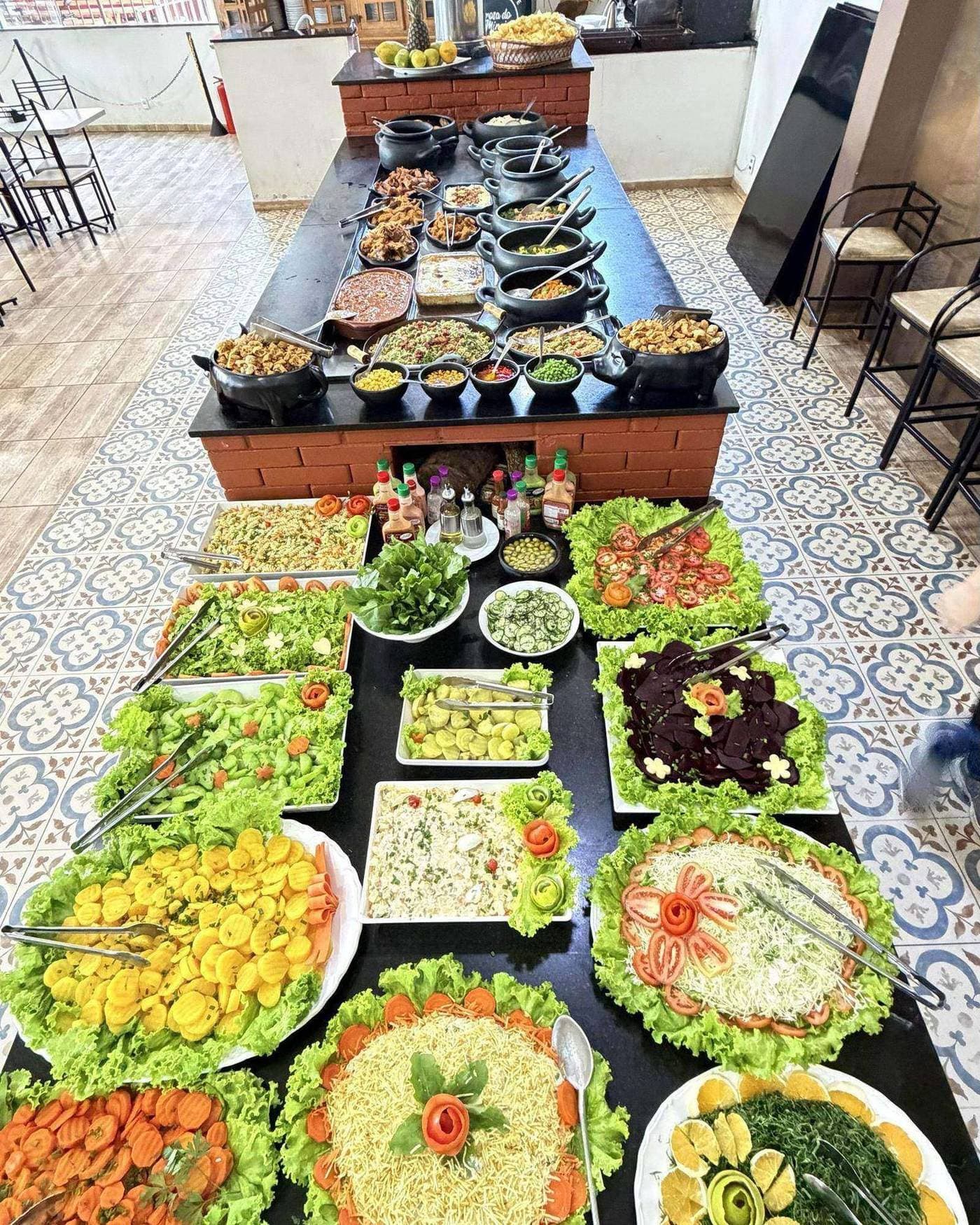 Buffet de comida de Minas Gerais en Prosa do Mineiro, con ensaladas y platos variados.