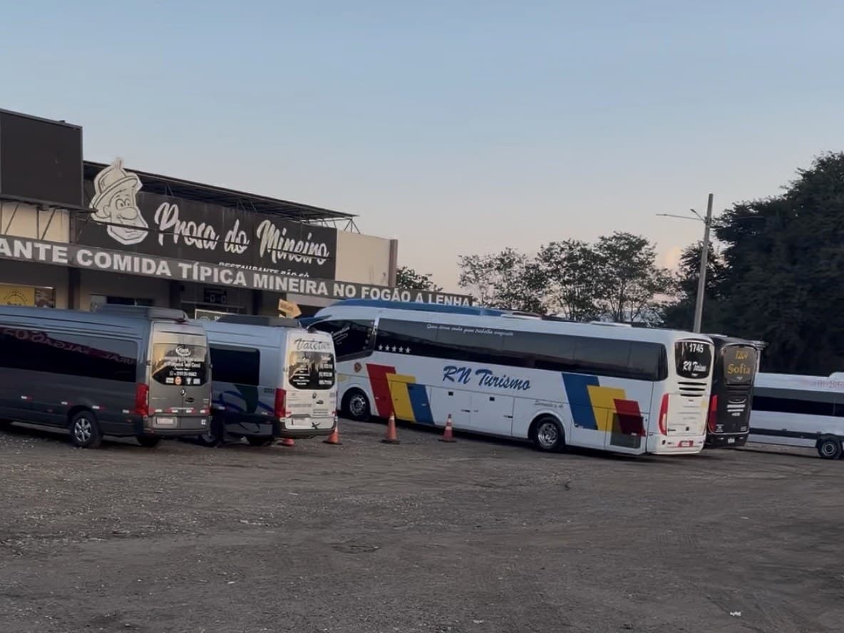 Autobús turístico en el estacionamiento de Prosa do Mineiro.
