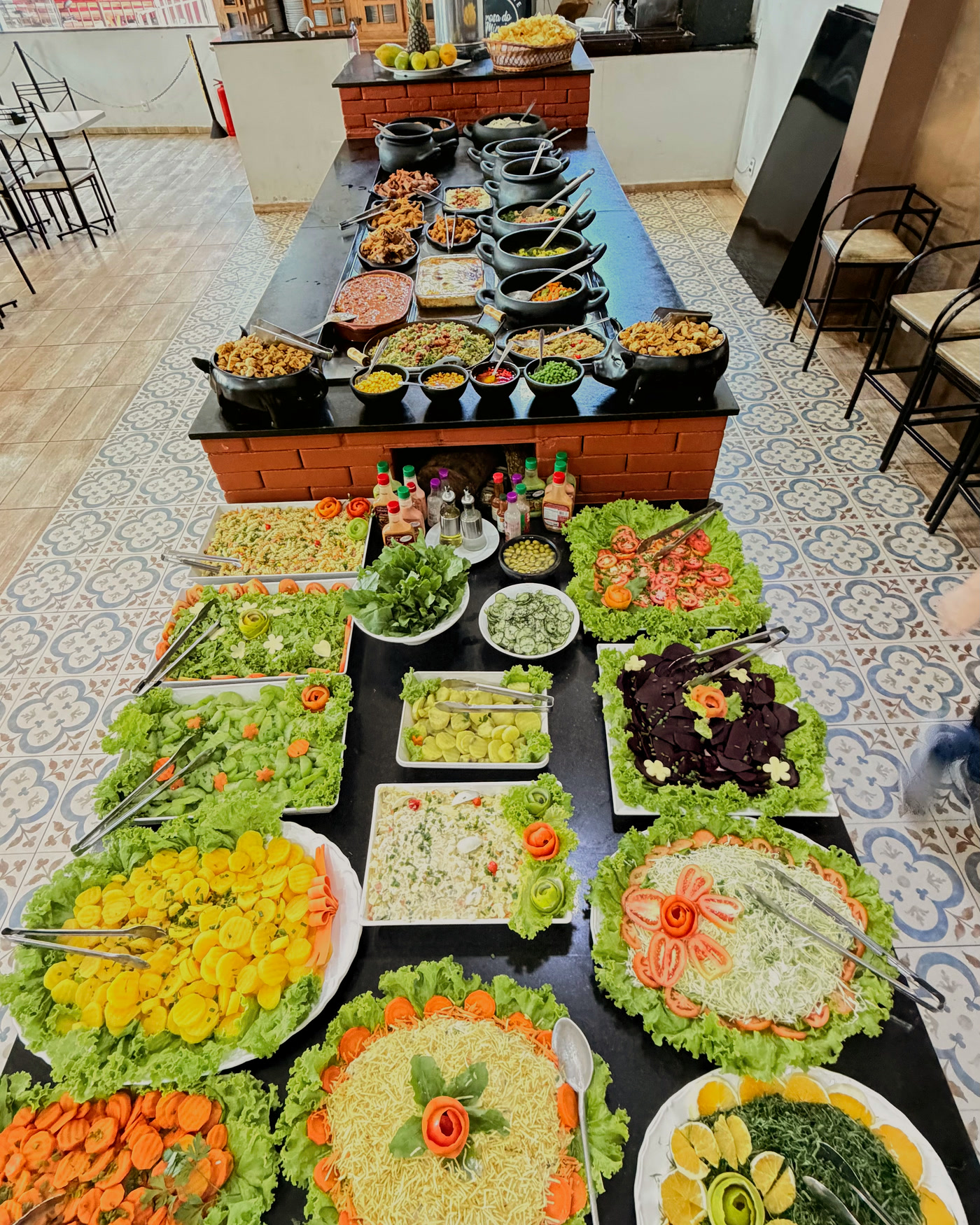 Buffet de comida mineira do Prosa do Mineiro, com saladas e pratos variados.